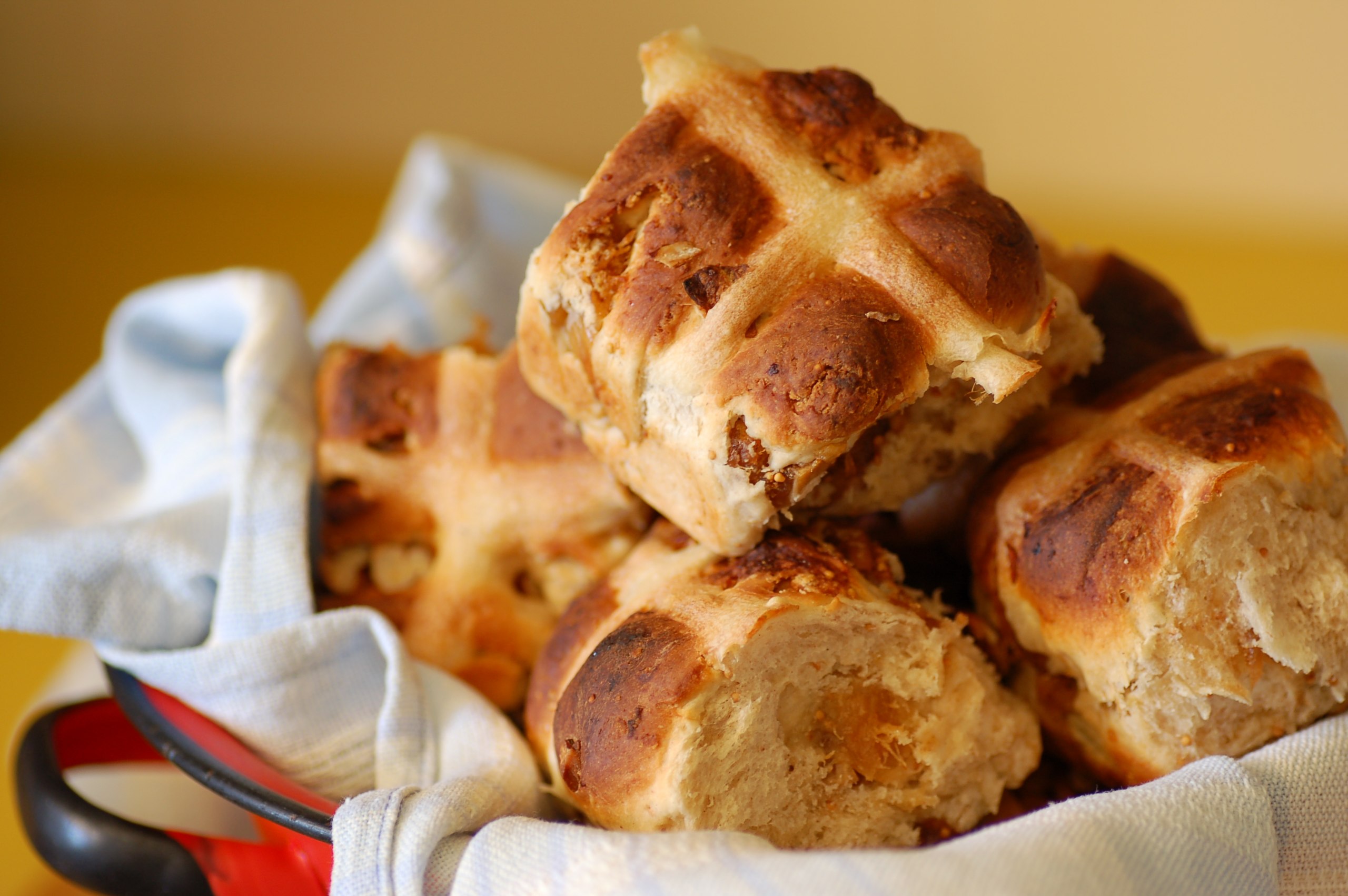 2560px-Hot_cross_buns_-_fig_and_pecan